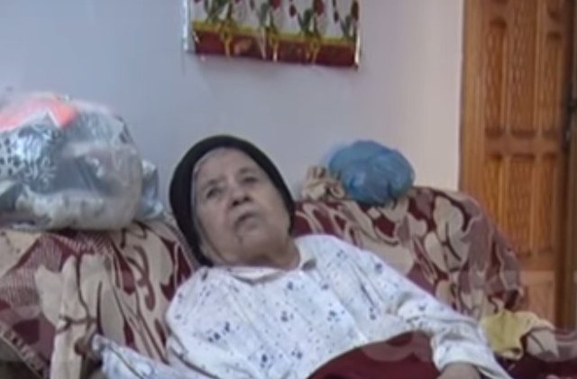 Buzau: O batrana de 80 de ani traieste pe casa scarii, dupa ce a fost data afara / VIDEO