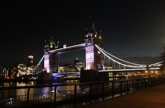 Londonezii sunt indemnati sa petreaca in baruri si restaurante, pentru a arata unitate dupa atentatul de pe London Bridge