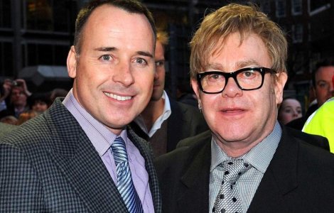 Copilul lui Elton John va avea ca nasi un cuplu de lesbiene
