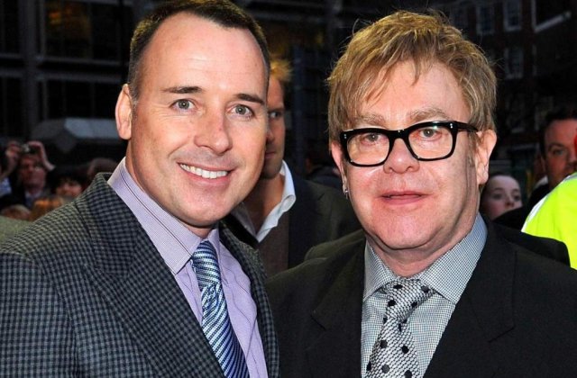 Copilul lui Elton John va avea ca nasi un cuplu de lesbiene