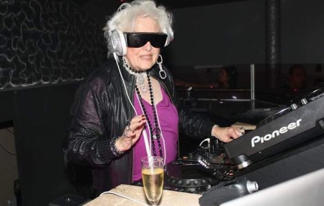  Video  Ruth Flowers, DJ de succes la 70 de ani!