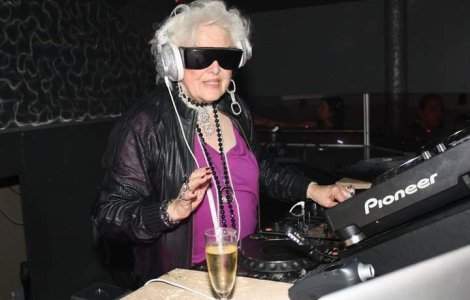  Video  Ruth Flowers, DJ de succes la 70 de ani!