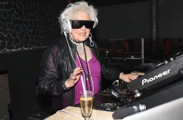 [VIDEO] Ruth Flowers, DJ de succes la 70 de ani!