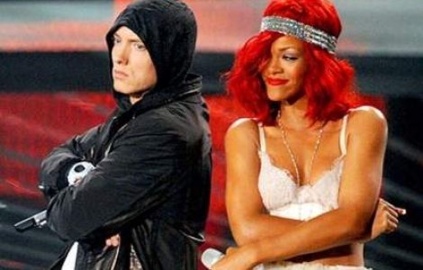 Rihanna a egalat un record de-al lui Elvis Presley