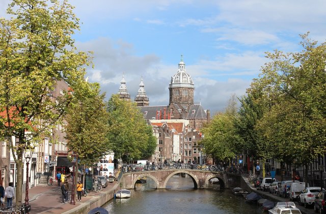 Amsterdam: o masina a intrat intr-un grup de pietoni