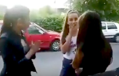 Prahova: Doua adolescente de 15 ani, cercetate dupa ce au batut o fata pe strada
