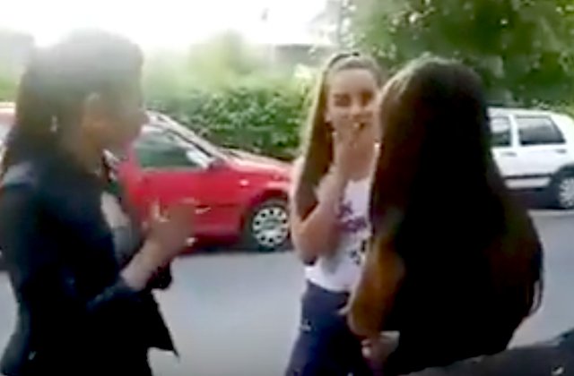 Prahova: Doua adolescente de 15 ani, cercetate dupa ce au batut o fata pe strada