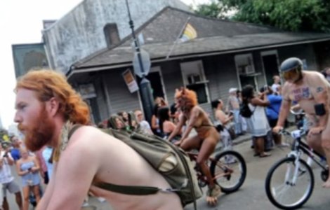 Ziua biciclistilor dezbracati atrage atentia asupra pericolelor