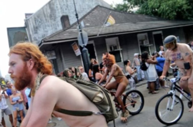 Ziua biciclistilor dezbracati. Evenimentul atrage atentia asupra pericolelor care ii pandesc