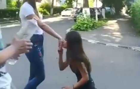 Parintii fetei batute de doua adolescente au depus plangere la politie