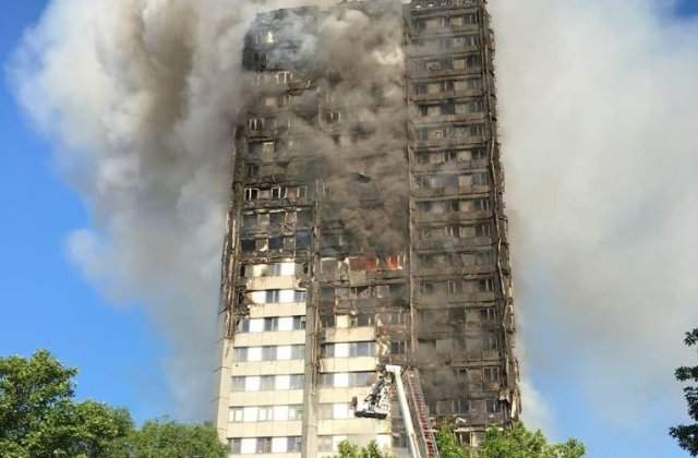 O femeie si-a aruncat bebelusul de la etajul noua sau zece al Grenfell Tower si acesta a fost salvat