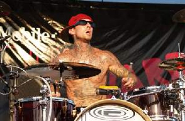 Travis Barker, ex- Blink 182, fericit ca este inca in viata 