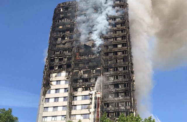 Un barbat a fost salvat din flacari la 12 ore dupa izbucnirea incendiului din Grenfell Tower