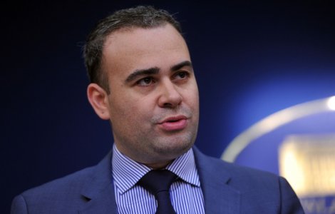 Darius Valcov, cel care a evaluat activitatea Guvernului, este judecat in doua dosare de coruptie si urmarit penal in altul, fiind inca sub control judiciar