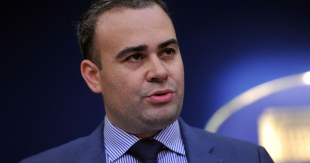 Darius Valcov, cel care a evaluat activitatea Guvernului, este judecat in doua dosare de coruptie si urmarit penal in altul, fiind inca sub control judiciar