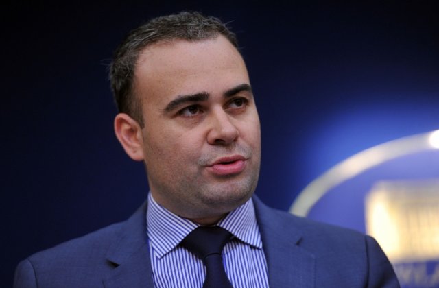 Darius Valcov, cel care a evaluat activitatea Guvernului, este judecat in doua dosare de coruptie si urmarit penal in altul, fiind inca sub control judiciar