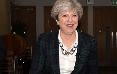 Theresa May, criticata pentru incendiul devastator din Londra