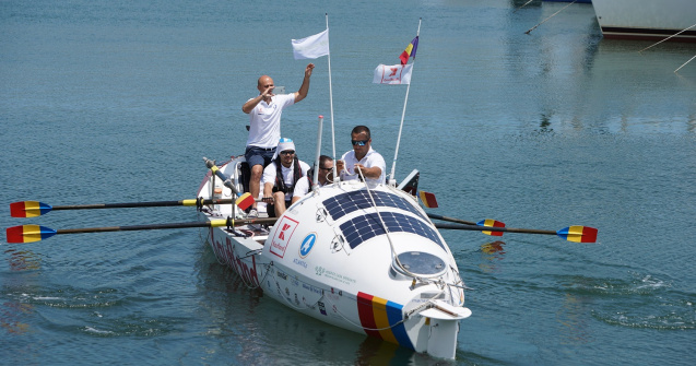 Premiera: o echipa de romani a pornit in traversarea Marii Negre intr-o ambarcatiune cu vasle