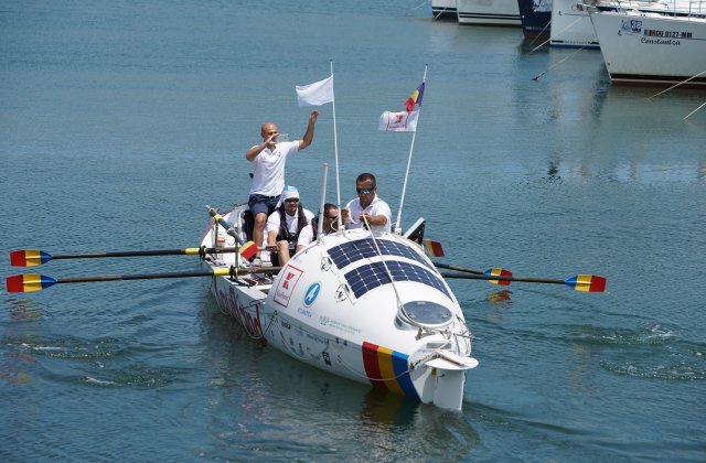 Premiera: o echipa de romani a pornit in traversarea Marii Negre intr-o ambarcatiune cu vasle