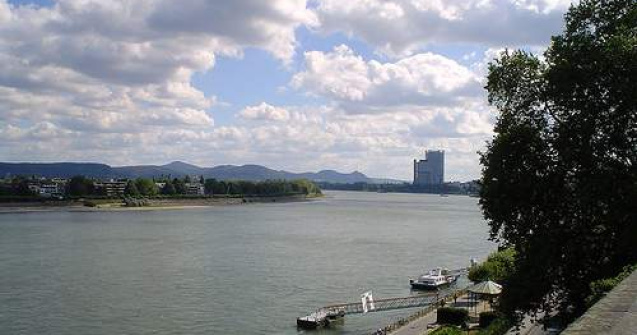 Un vapor care transporta acid sulfuric a naufragiat pe fluviul Rin