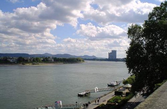 Un vapor care transporta acid sulfuric a naufragiat pe fluviul Rin