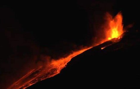 Video  Vulcanul Etna a erupt