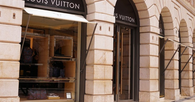 The Guardian: Louis Vuitton fabrica pantofi la Cisnadie