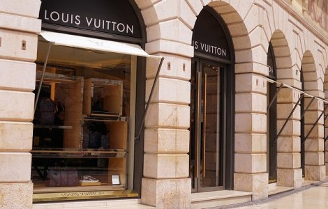 The Guardian: Louis Vuitton fabrica pantofi la Cisnadie