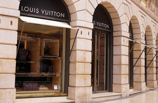 The Guardian scrie despre fabrica de la Cisnadie unde grupul Louis Vuitton fabrica pantofi "Made in Italy"