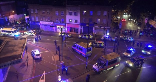 Un mort si opt raniti, dupa ce o masina a lovit un grup de pietoni la moscheea Finsbury Park din Londra