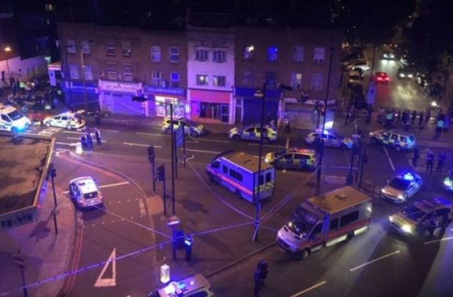 Un mort si opt raniti, dupa ce o masina a lovit un grup de pietoni la moscheea Finsbury Park din Londra
