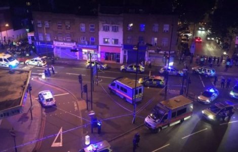 Un mort si opt raniti, dupa ce o masina a lovit un grup de pietoni la moscheea Finsbury Park din Londra