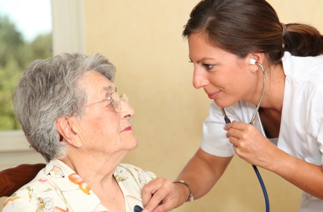 Accidentele vasculare cerebrale si bolile coronariene, cele mai frecvente cauze ale deceselor la romani