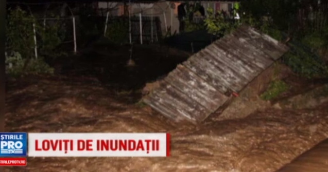 Localitate distrusa in doar 30 de minute. Zeci de gospodarii inundate