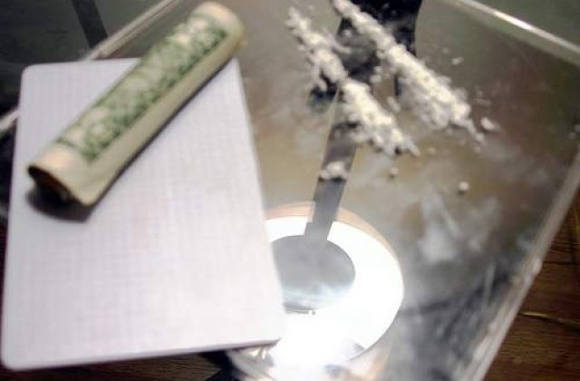 Doi romani au adus in tara 5 tone de cocaina