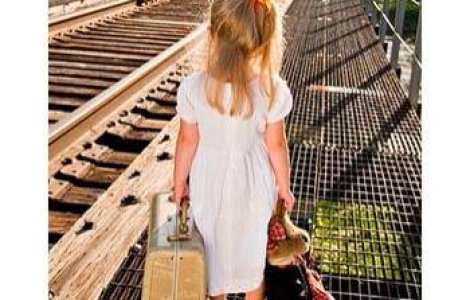 Femeia care a cumparat un copil in rate, cercetata in libertate