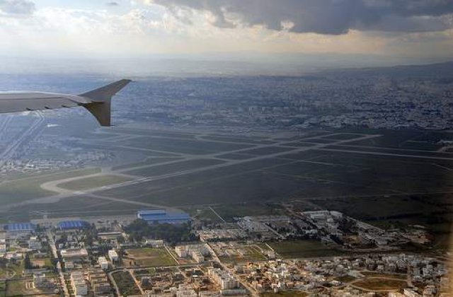 Revolte in Tunisia: Mii de turisti europeni au fost repatriati