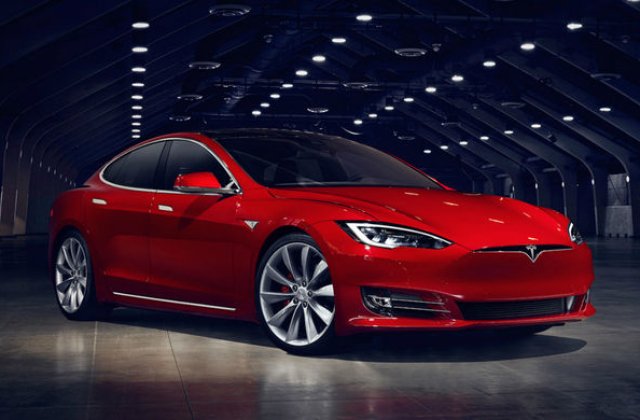 Record mondial neoficial: 900 de kilometri cu Tesla Model S P100D si un singur plin