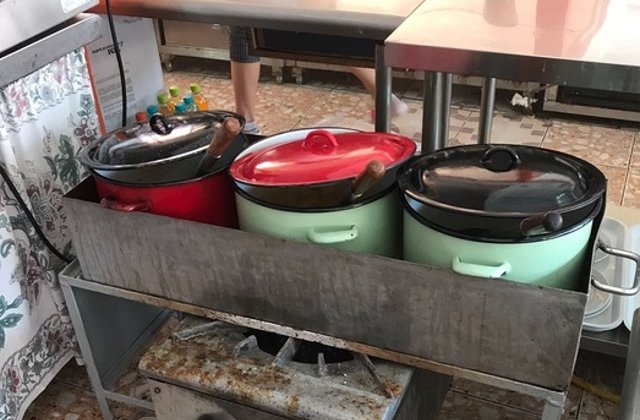 Constanta: Peste 3,5 tone alimente retrase de Protectia Consumatorilor de la un restaurant din Satul de Vacanta