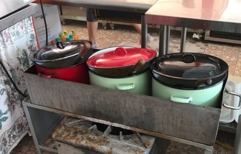 Constanta: Peste 3,5 tone alimente retrase de Protectia Consumatorilor de la un restaurant din Satul de Vacanta