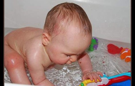 Bebelus, mort inecat, in timp ce mama naviga pe Facebook