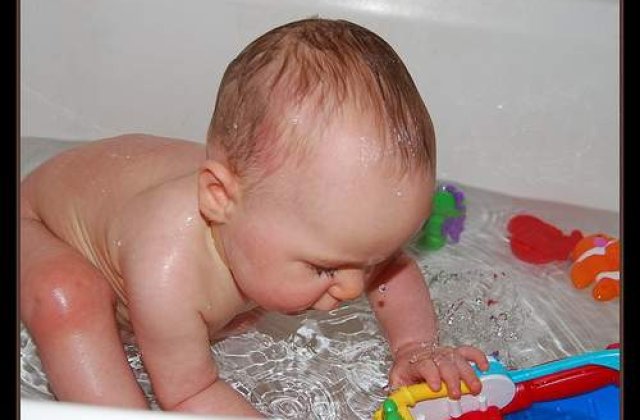 Bebelus, mort inecat, in timp ce mama naviga pe Facebook