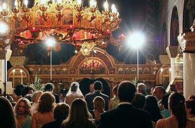 Biserica a decis: 1.000 de lei nunta, 500 de lei botezul