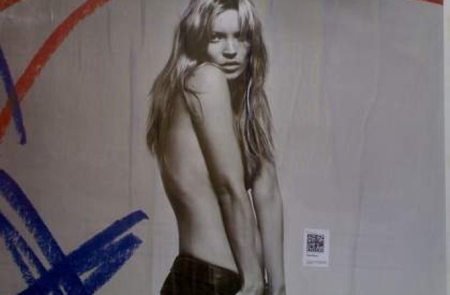 [FOTO] Kate Moss, sarut pasional cu un transexual