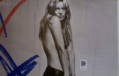  Foto  Kate Moss, sarut pasional cu un transexual