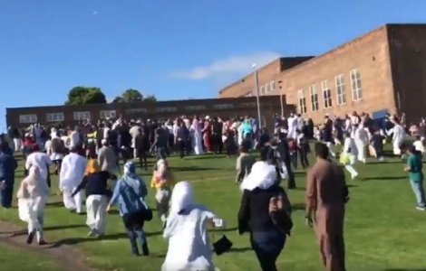 Sase persoane ranite la Newcastle dupa ce o masina intra in multime