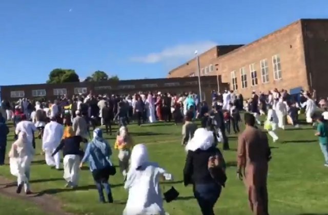 Sase persoane ranite la Newcastle dupa ce o masina intra intr-o multime care sarbatorea Aid el-Fitr