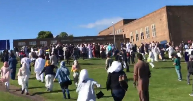 Sase persoane ranite la Newcastle dupa ce o masina intra in multime