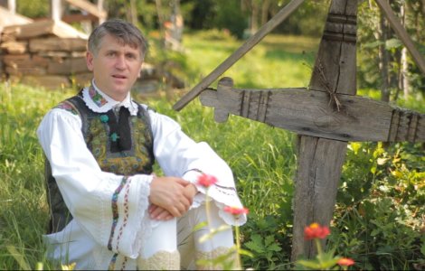 Alba Iulia: 300 de sustinatori ai preotului Pomohaci, acuzat de coruperea sexuala a unui minor, la sediul Arhiepiscopiei