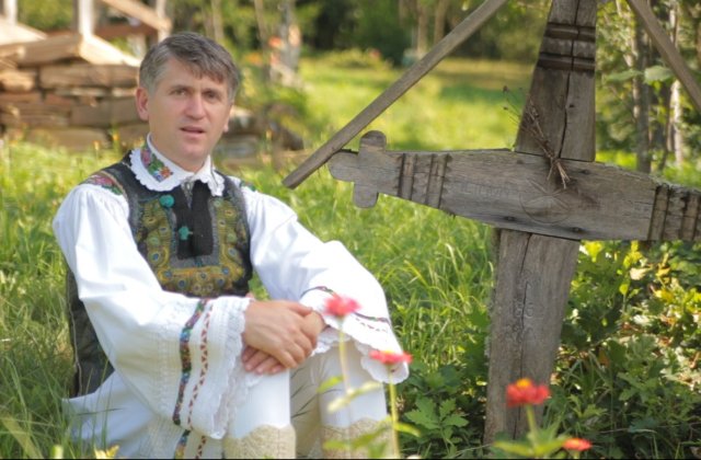 Alba Iulia: 300 de sustinatori ai preotului Pomohaci, acuzat de coruperea sexuala a unui minor, la sediul Arhiepiscopiei